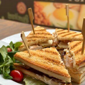 Toast s polníčkem a rajčaty