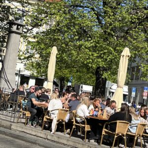 Slunečné posezení před Švejkovou kavárnou